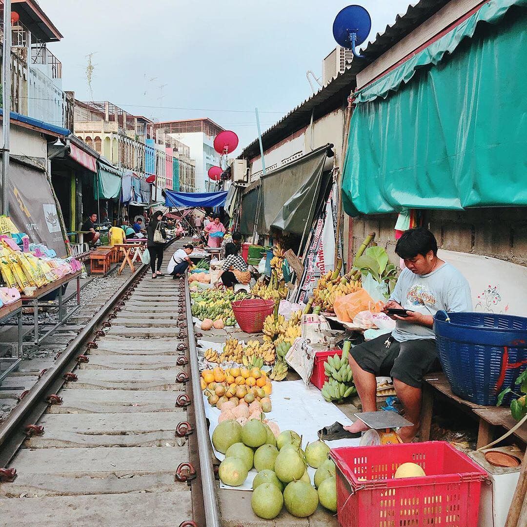 Explore Mae Klong’s safe market landscapes with confidence